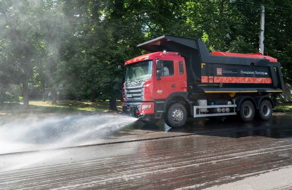 КАТП-1628 почало денний полив доріг Полтави у спеку