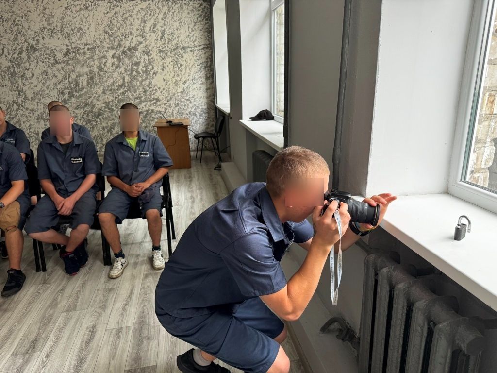 У Кременчуцькій виховній колонії стартував проєкт «Юні фотографи» для підлітків