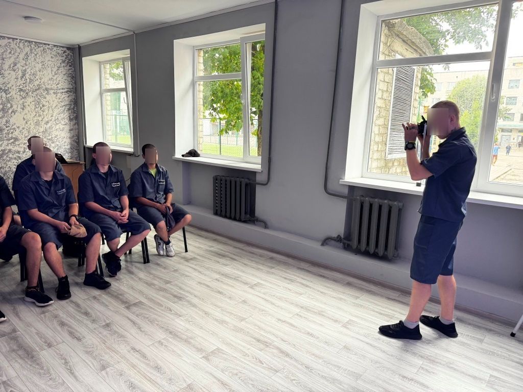 У Кременчуцькій виховній колонії стартував проєкт «Юні фотографи» для підлітків