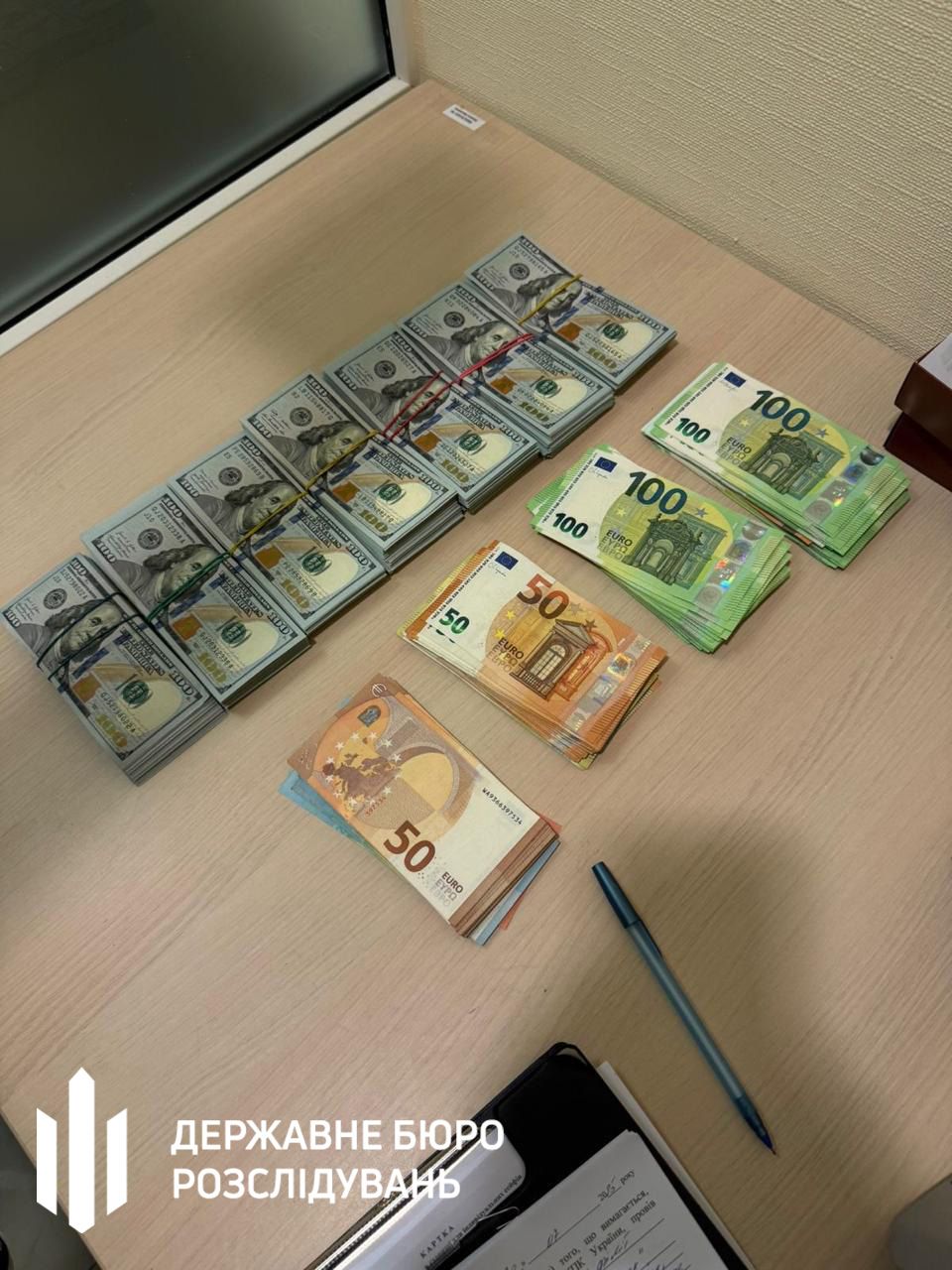 На Полтавщині ДБР викрило «чорну касу» у 100 тисяч доларів посадовців райуправління Держпродспоживслужби