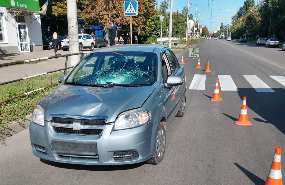 У мікрорайоні Алмазний водій збив жінку на пішохідному переході: від травм вона загинула