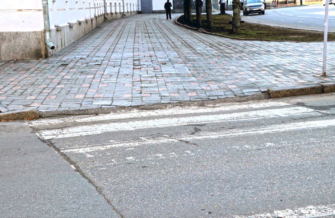 Тротуар вздовж Полтавської міської ради