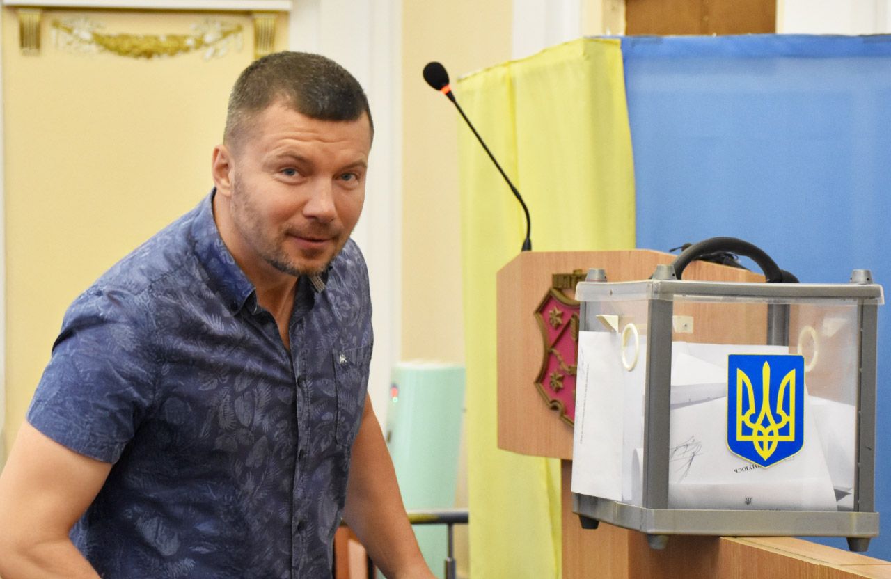 Олександр Калуцький голосує за обрання Катерини Ямщикової на посаду секретаря (липень 2024 року)