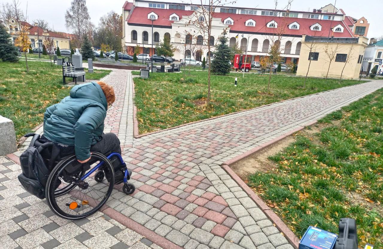 Неінклюзивна плитка у Студентському сквері імені Андрія Орлова