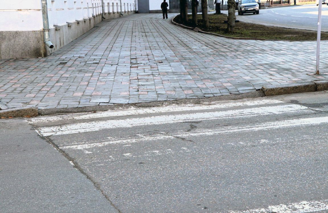 Перехід через вулицю Монастирську поблизу міськради