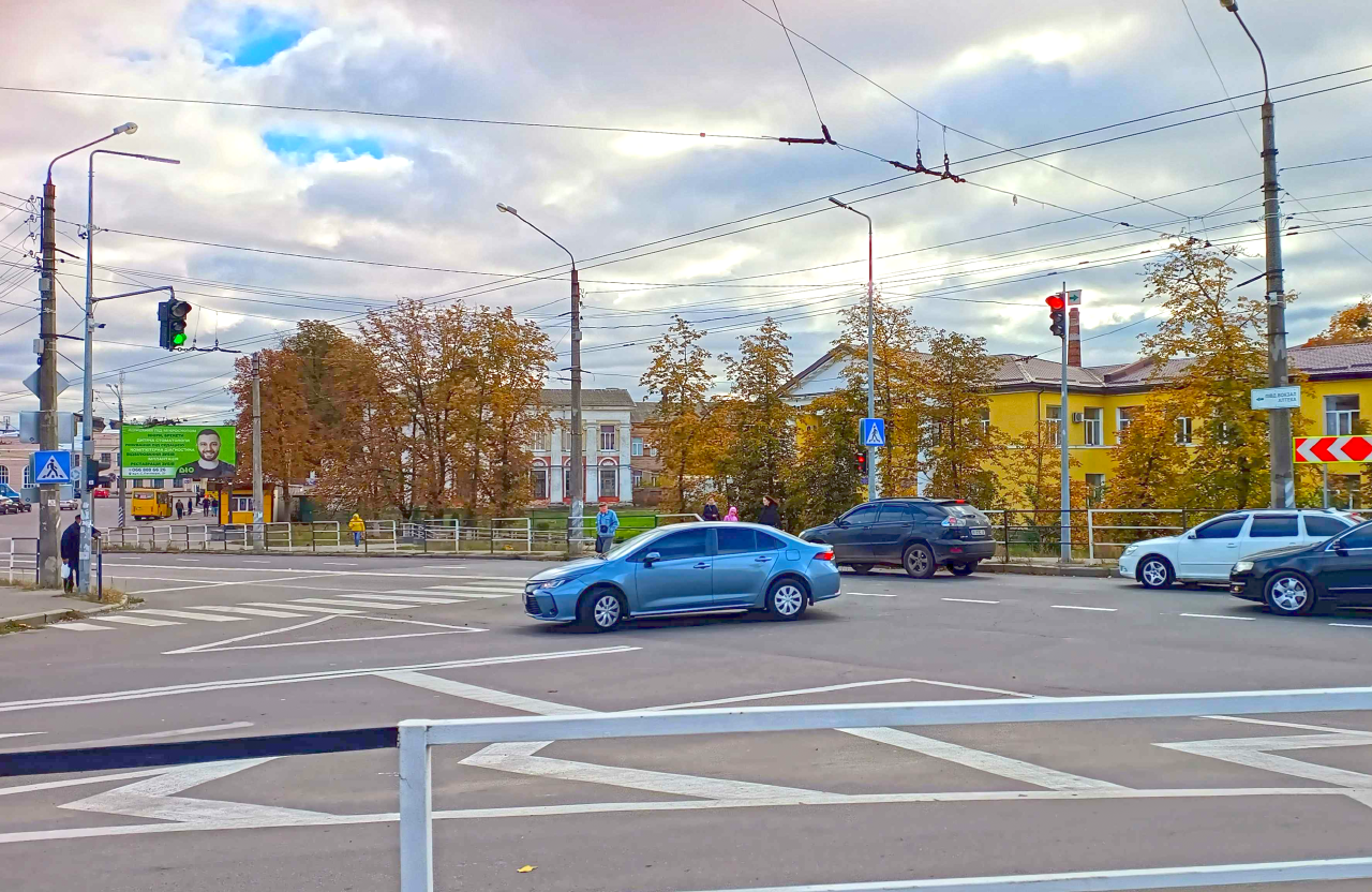 Світлофор на перехресті вулиць Миру, Річкової та Охтирського шляху у Полтаві