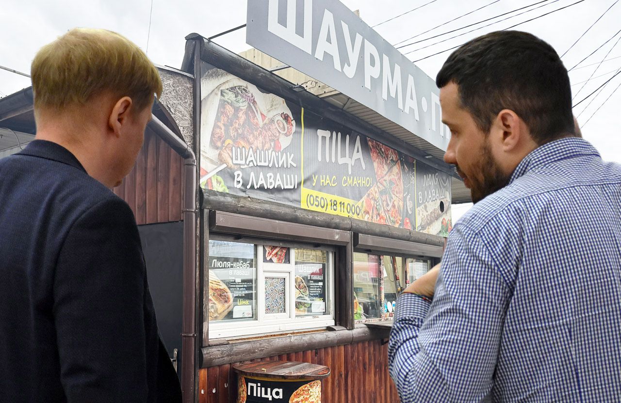 Колаж: Євген Дикань та Вадим Ямщиков дивляться на «кіоск» на вулиці Грушевського, 4