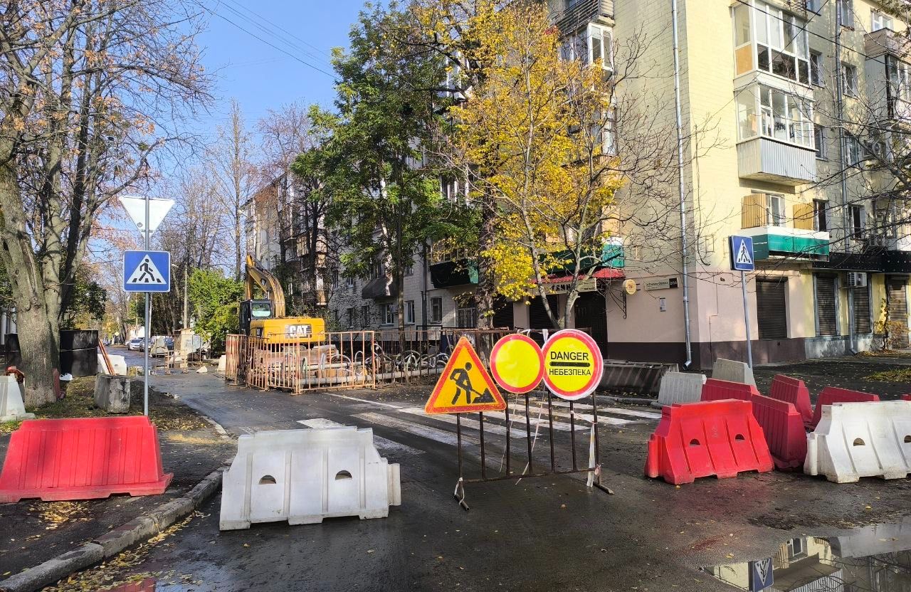 Роботи з відновлення каналізаційного колодязя по вул. Пилипа Орлика