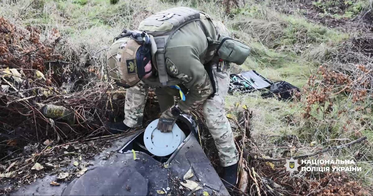 Полтавські вибухотехніки показали, чому не можна підходити до місць падіння дронів
