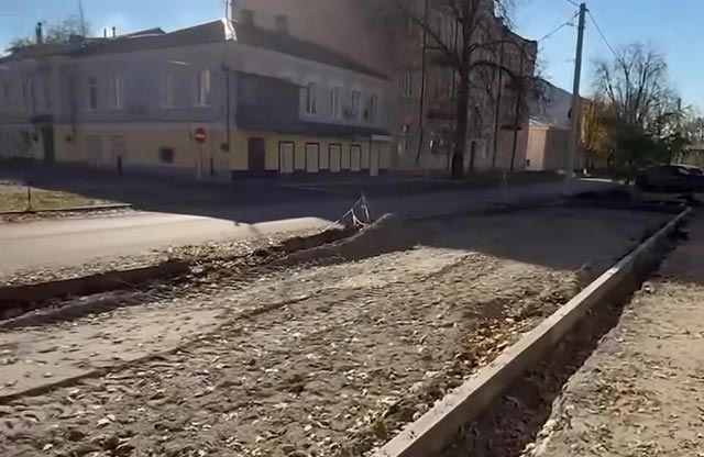 Облаштування паркомісць на вулиці Стрітенській у Полтаві