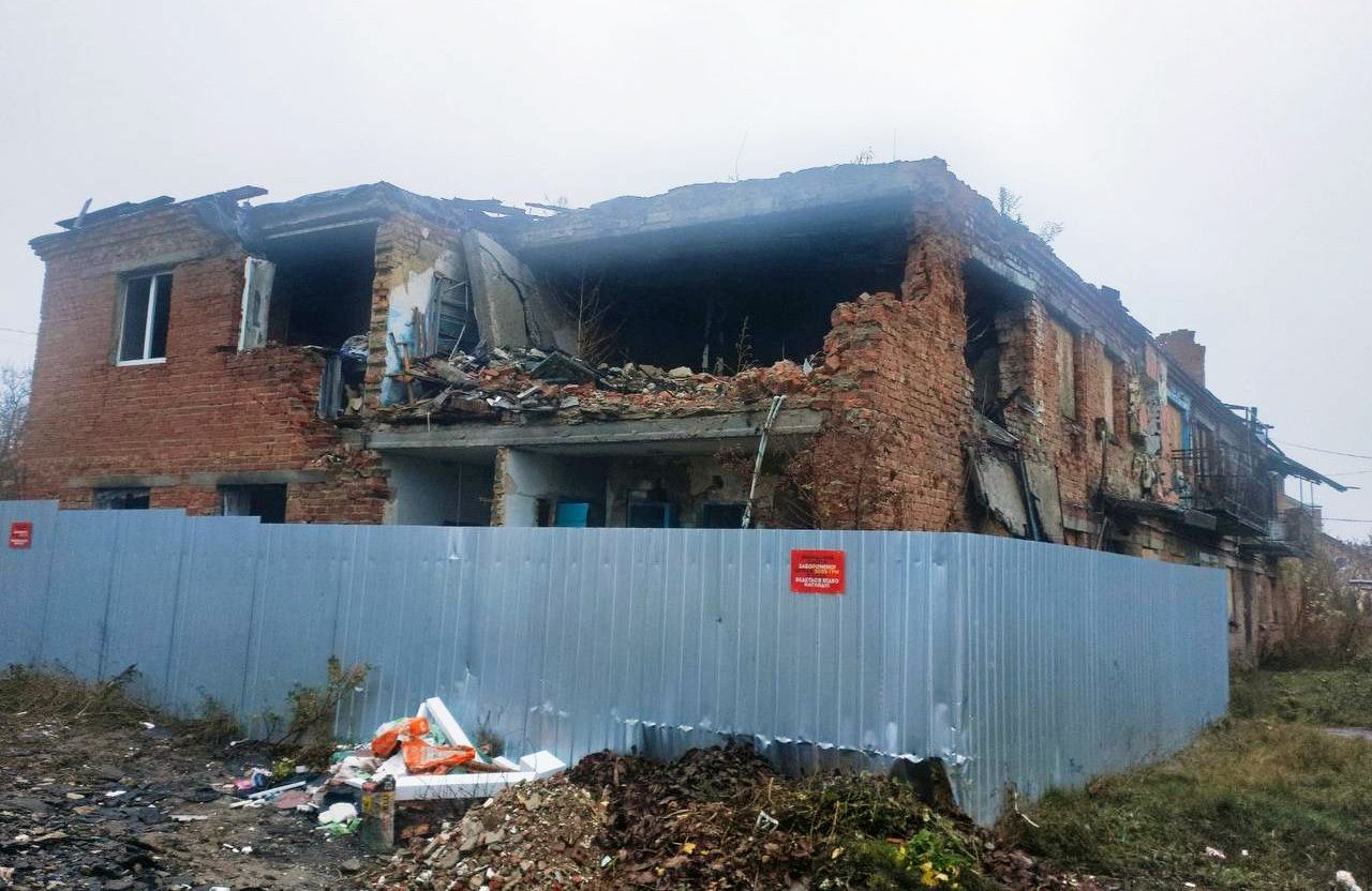 Поточний вигляд зруйнованого гуртожитку на вул. Нафтовиків, 1/26, у Супрунівці