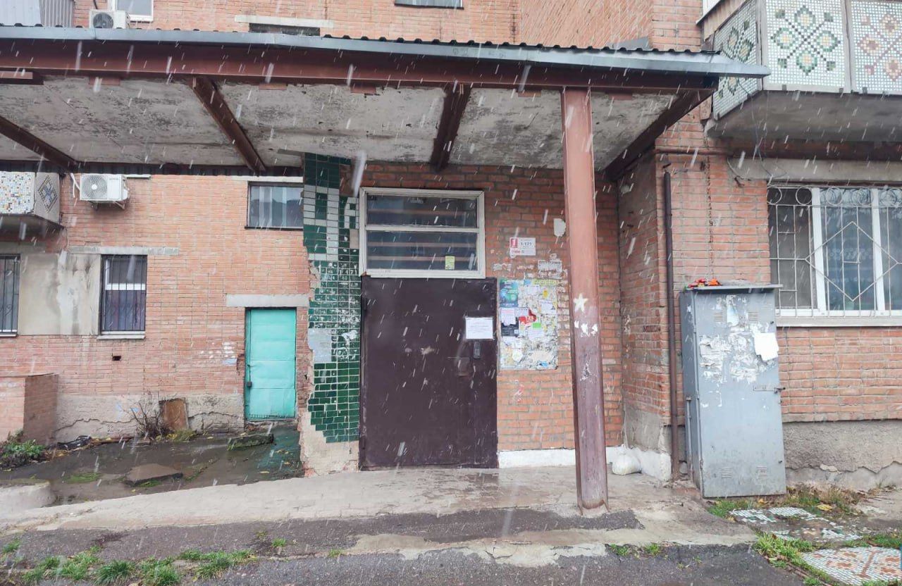 Під’їзд будинку на вулиці Залізній, 56 у Полтаві
