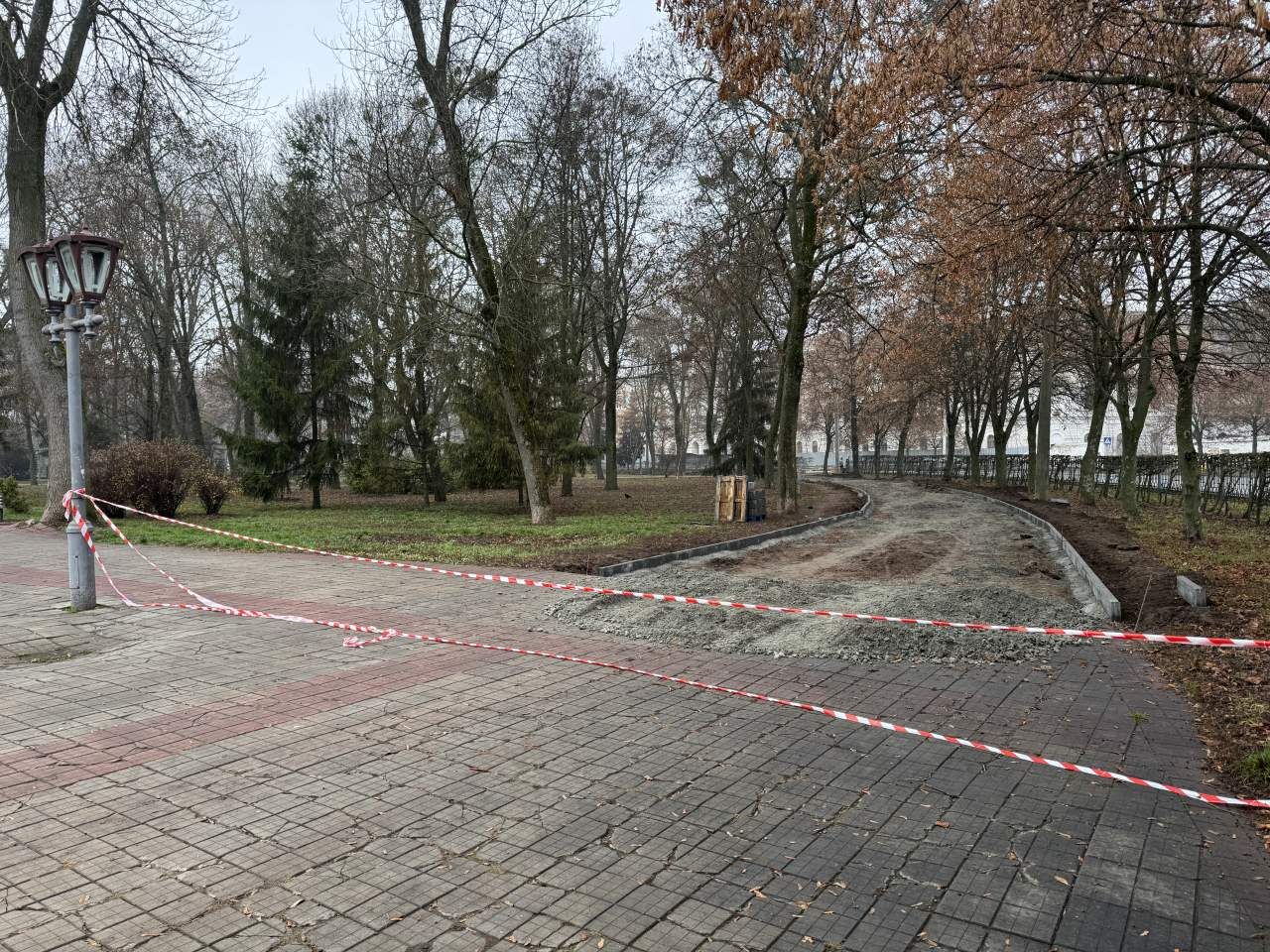 Асфальт замість плитки: у Полтаві стартував ремонт кругової доріжки в Корпусному парку