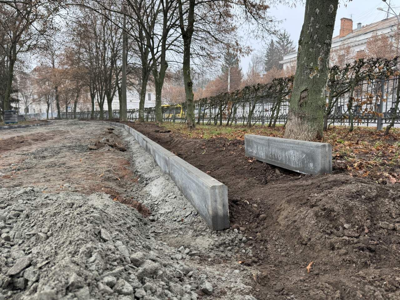 Асфальт замість плитки: у Полтаві стартував ремонт кругової доріжки в Корпусному парку