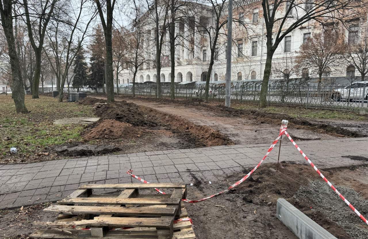 Асфальт замість плитки: у Полтаві стартував ремонт кругової доріжки в Корпусному парку