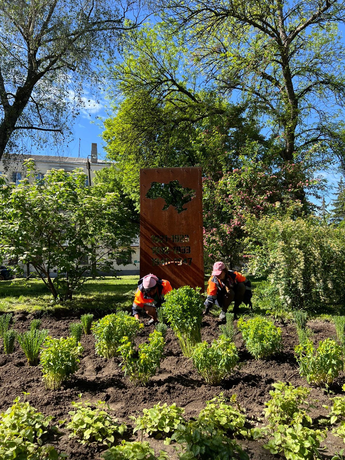 У Полтаві біля знаку жертвам Голодомору висадили рослини, які рятували життя під час геноциду й встановили інформтаблицю
