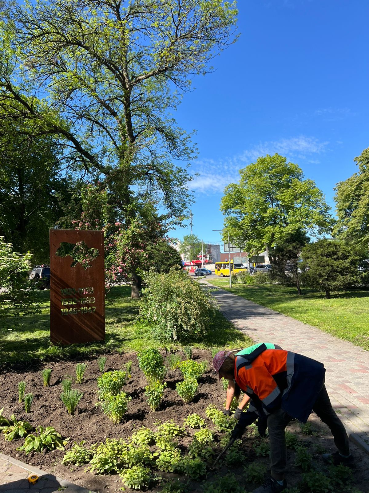 У Полтаві біля знаку жертвам Голодомору висадили рослини, які рятували життя під час геноциду й встановили інформтаблицю