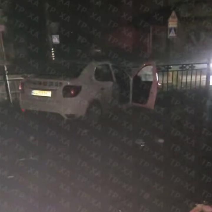 У Полтаві легковик влетів на Каштанову алею та пошкодив щити з портретами полеглих військових