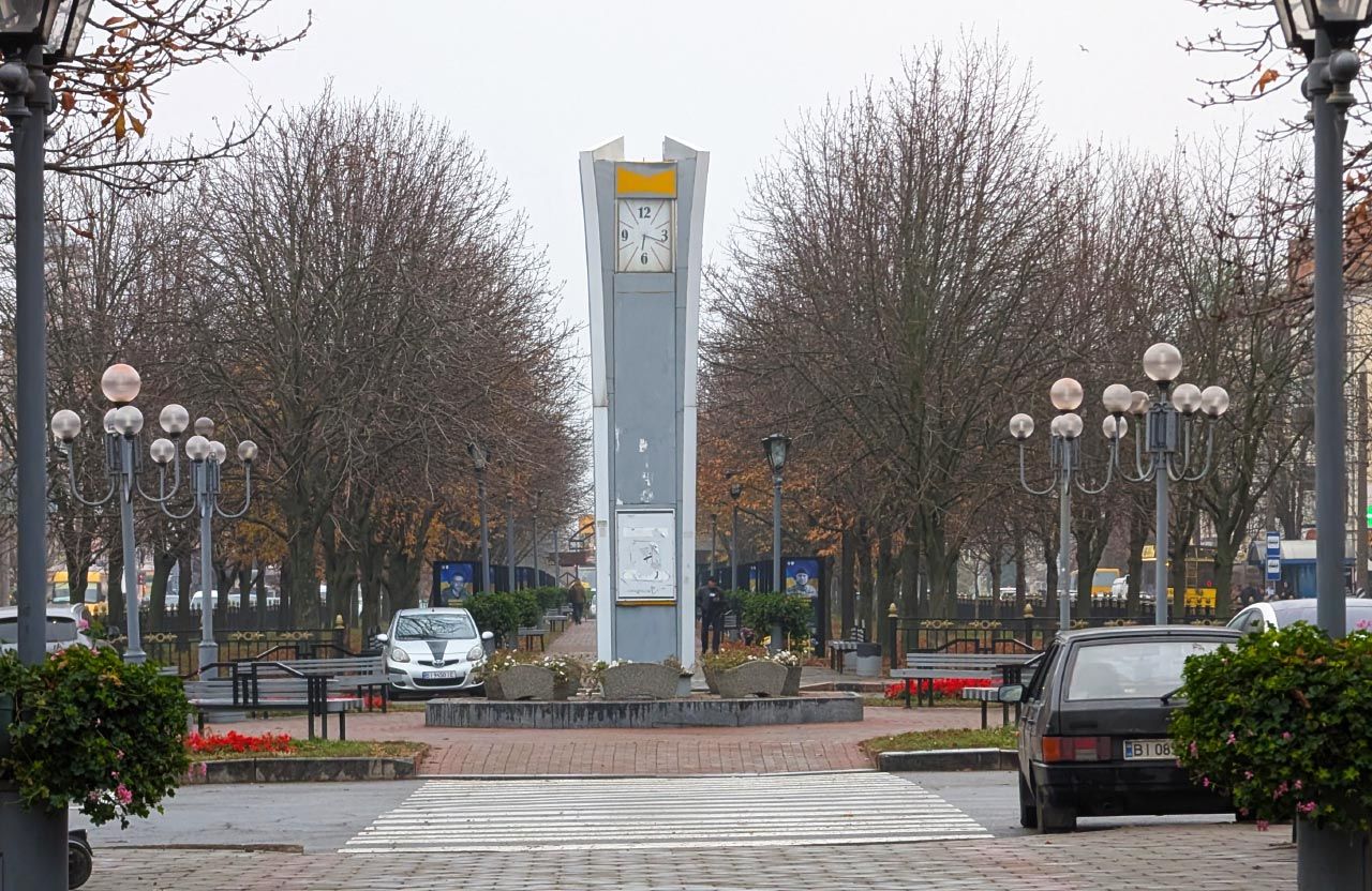 Непрацюючий годинник на Алеї Героїв у Полтаві