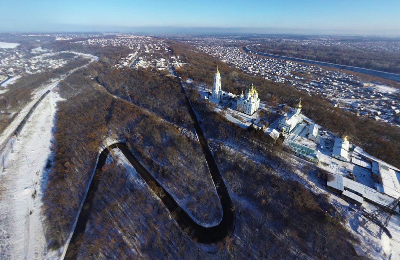 Серпантин на Монастирської гори у Полтаві з висоти пташиного польоту | Фото: poltavaopen.com