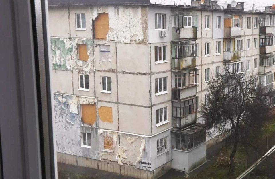 Пошкоджений ракетним ударом росіян будинок на вул. Баленка, 7а у Полтаві | Кадр з відео «ІРТ»