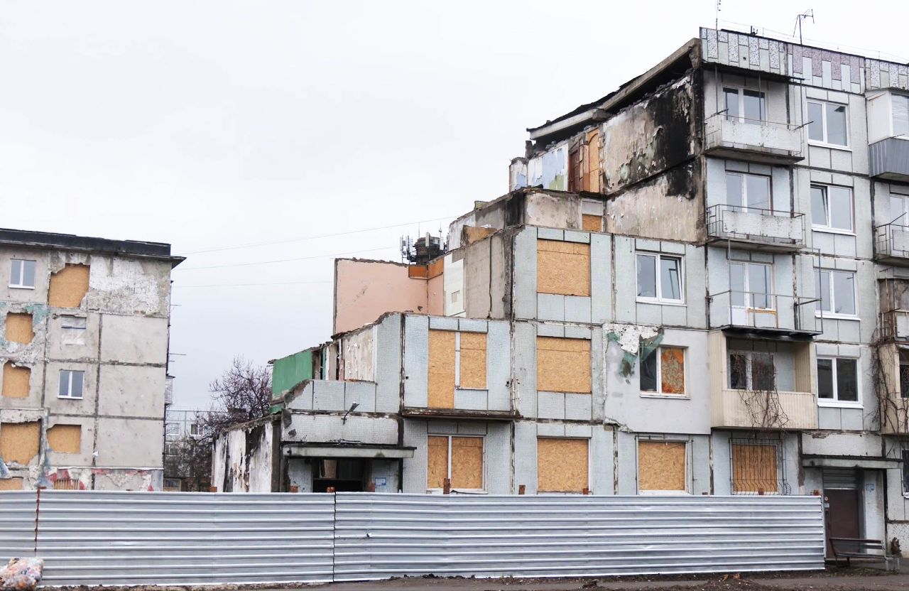 Пошкоджені ракетним ударом росіян будинки на вул. Баленка у Полтаві | Кадр з відео «Суспільне Полтава»