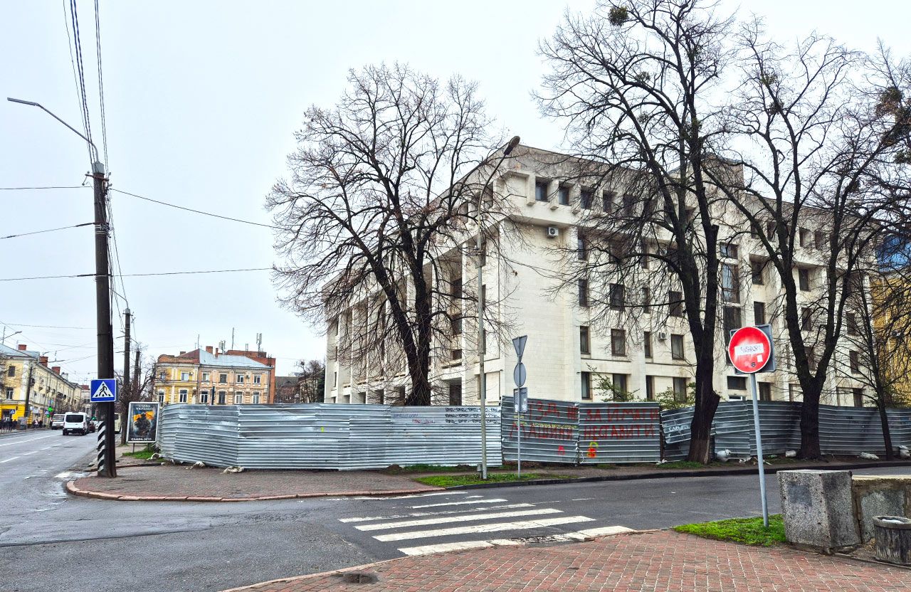 Полтавська ОДА шукає інвестиції для завершення реконструкції території біля обласної бібліотеки