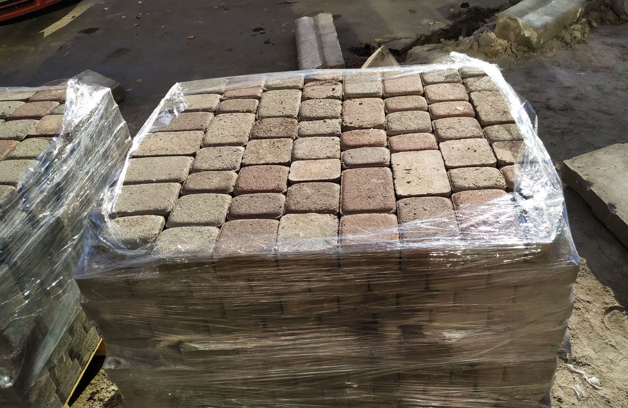 Плитка, яку демонтовали з вулиці Юліана Матвійчука у 2019 році | Фото з архіву «Полтавщини»