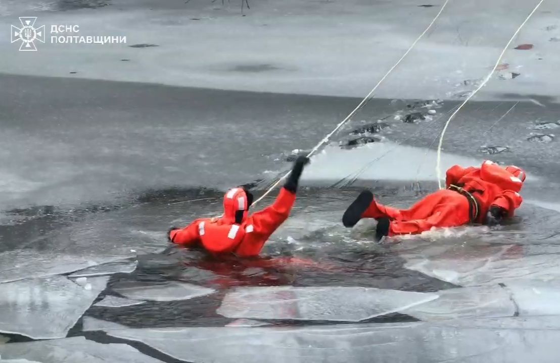 Полтавські рятувальники застерігають мешканців від виходу на тонкий лід