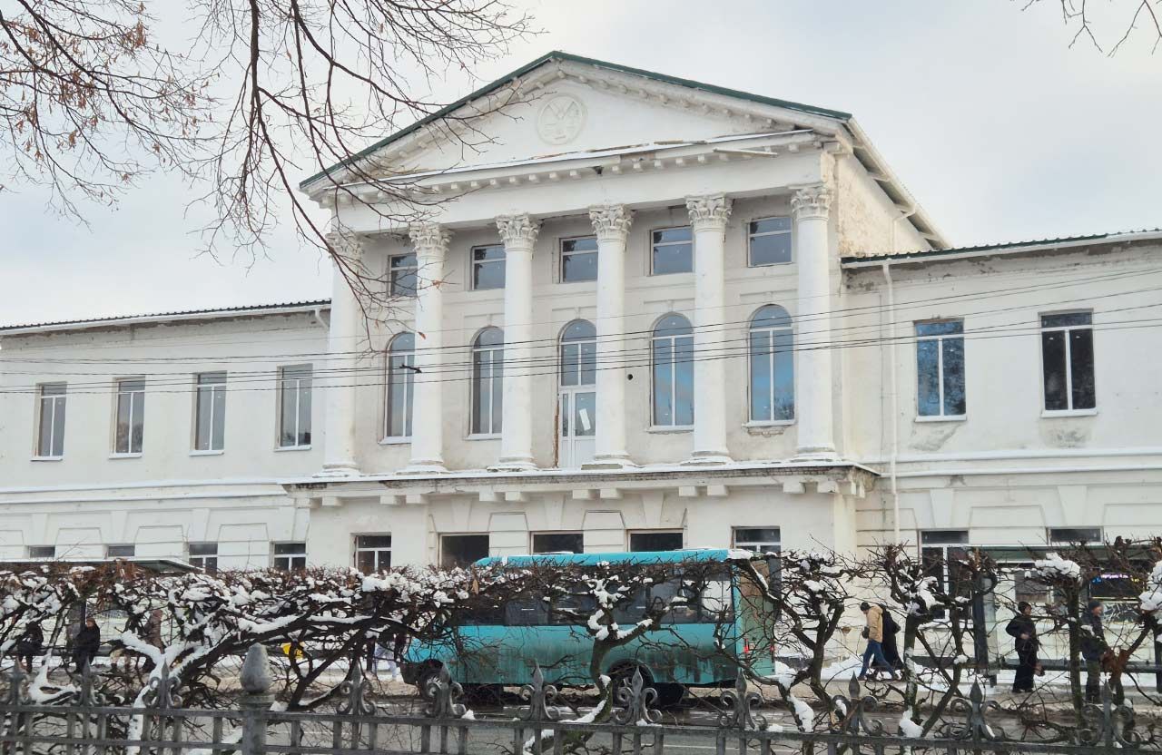 Будинок Полтавського дворянського зібрання — архітектурна пам’ятка на вулиці Соборності, 31 у Полтаві