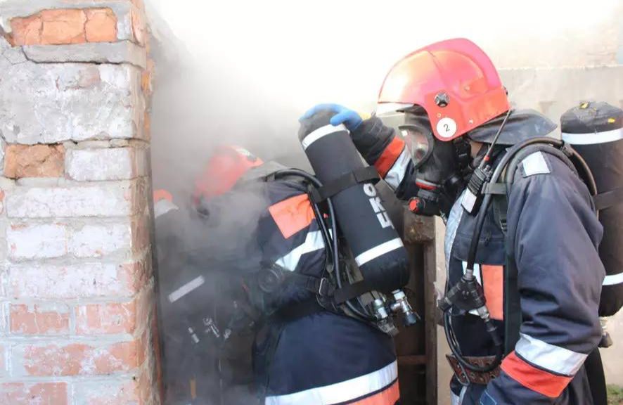 У Полтаві через буржуйку згорів гараж разом з авто та обладнанням: власник отримав опіки