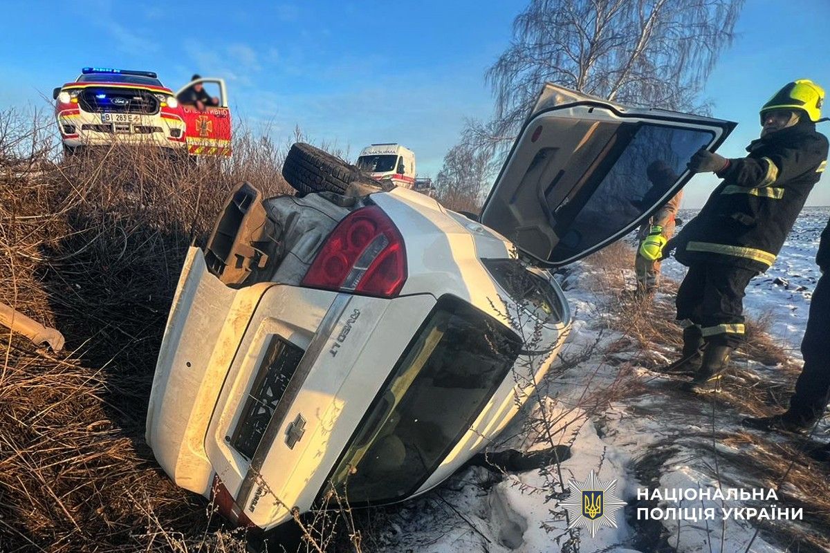 У Великобагачанській громаді легковик злетів у кювет і перекинувся: водій загинув