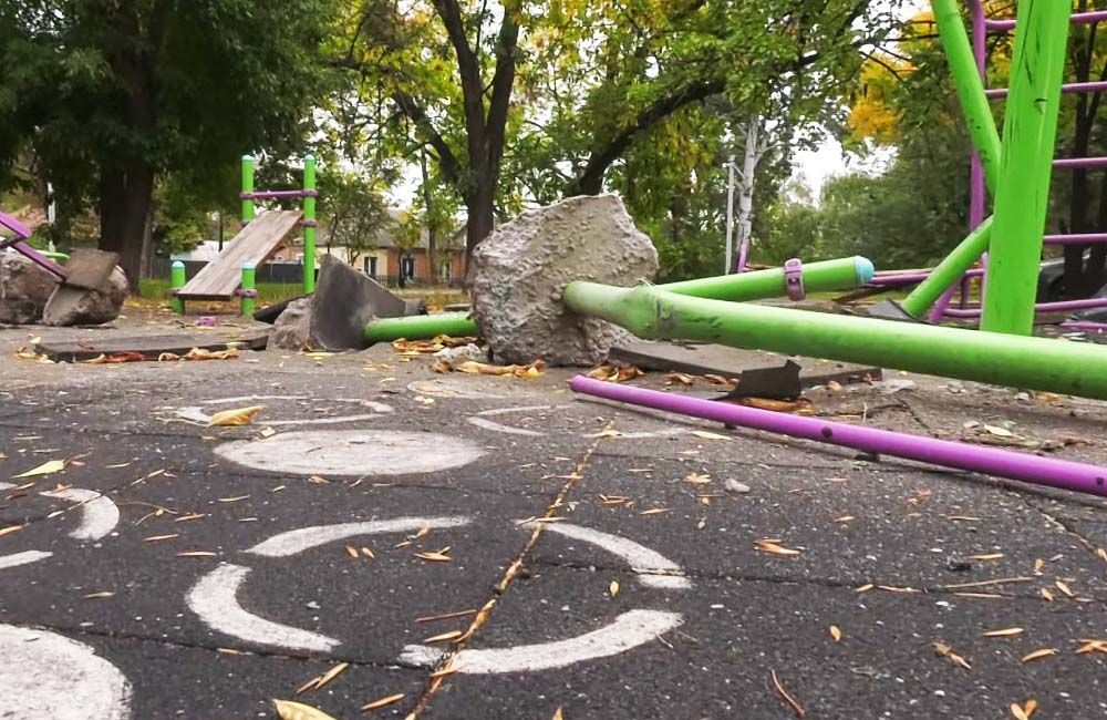 Пошкоджений спортивний майданчик на вулиці Панянки в Полтаві | Кадр з відео «ІРТ»