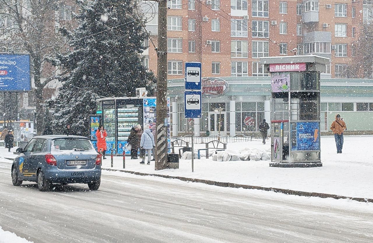 Демонтований павільйон зупинки «ОЦЕВУМ» на вулиці Соборності у Полтаві