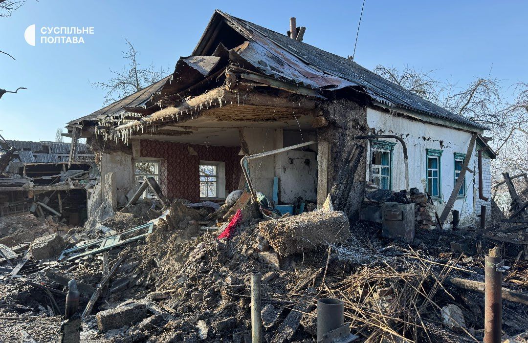 Пошкоджений шахедом будинок у селі Тарасівка Семенівської громади | Фото: Суспільне Полтава