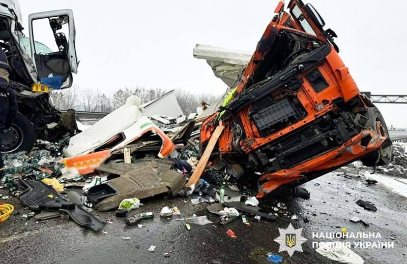 На трасі поблизу Пирятина зіткнулися дві вантажівки