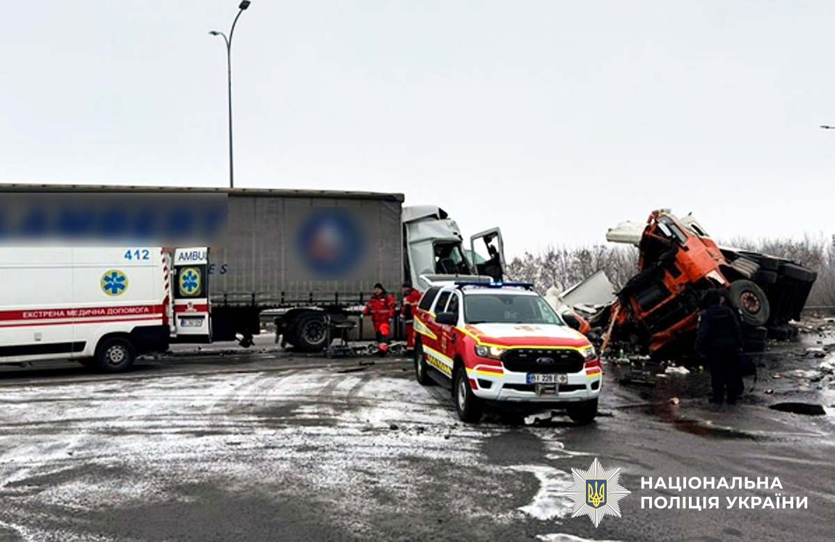 На трасі поблизу Пирятина зіткнулися дві вантажівки