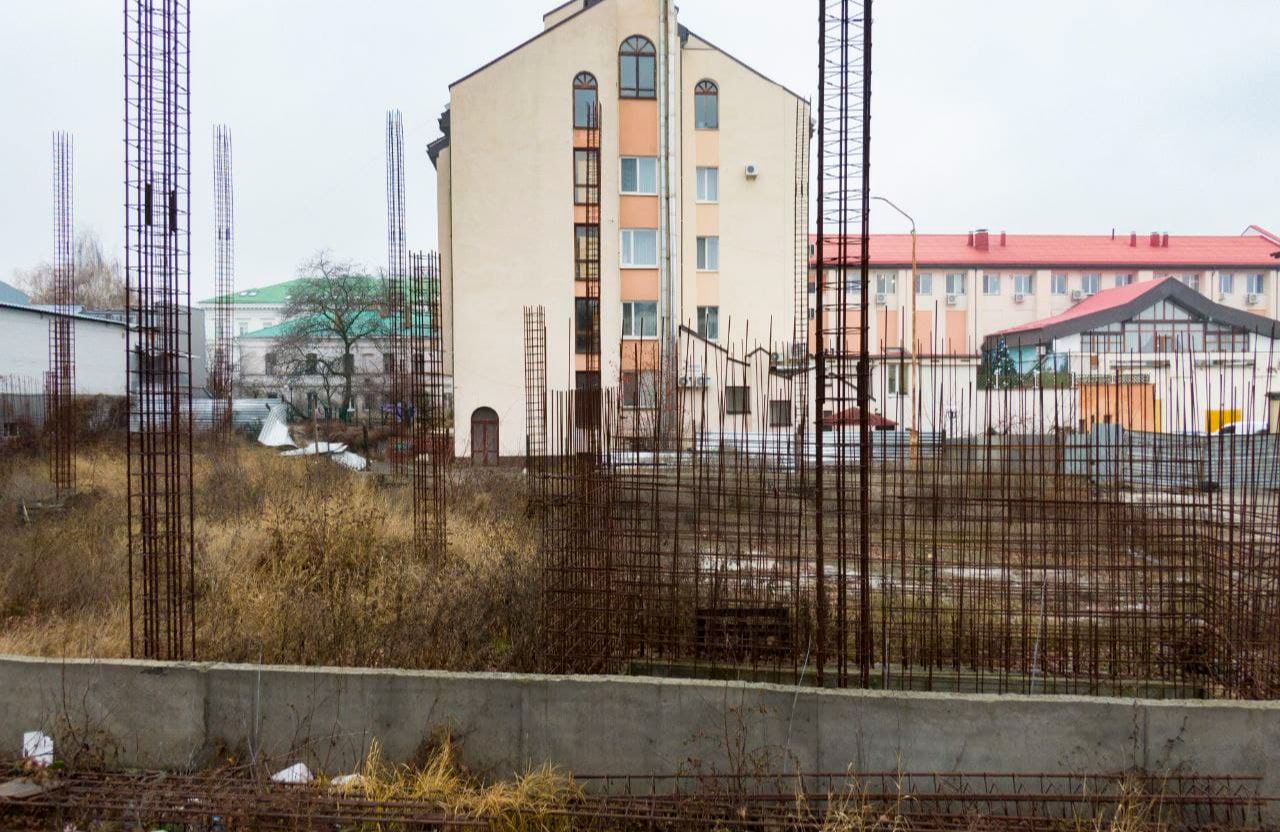 Недобудовану школу боротьби за басейном «Дельфін»