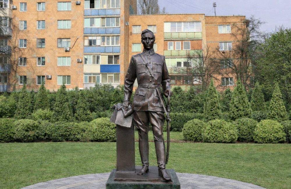 Колаж: пам’ятник Симону Петлюрі поблизу ОЦЕВУМу