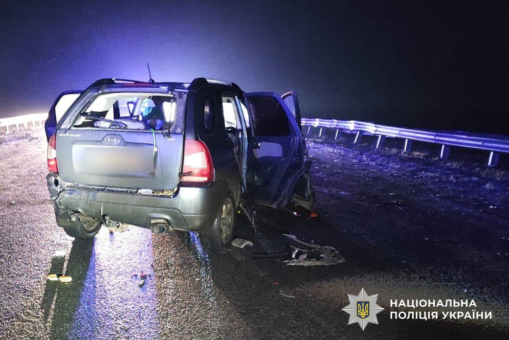 На трасі Київ — Харків вантажівка зіткнулася з кросовером: двоє людей у лікарні