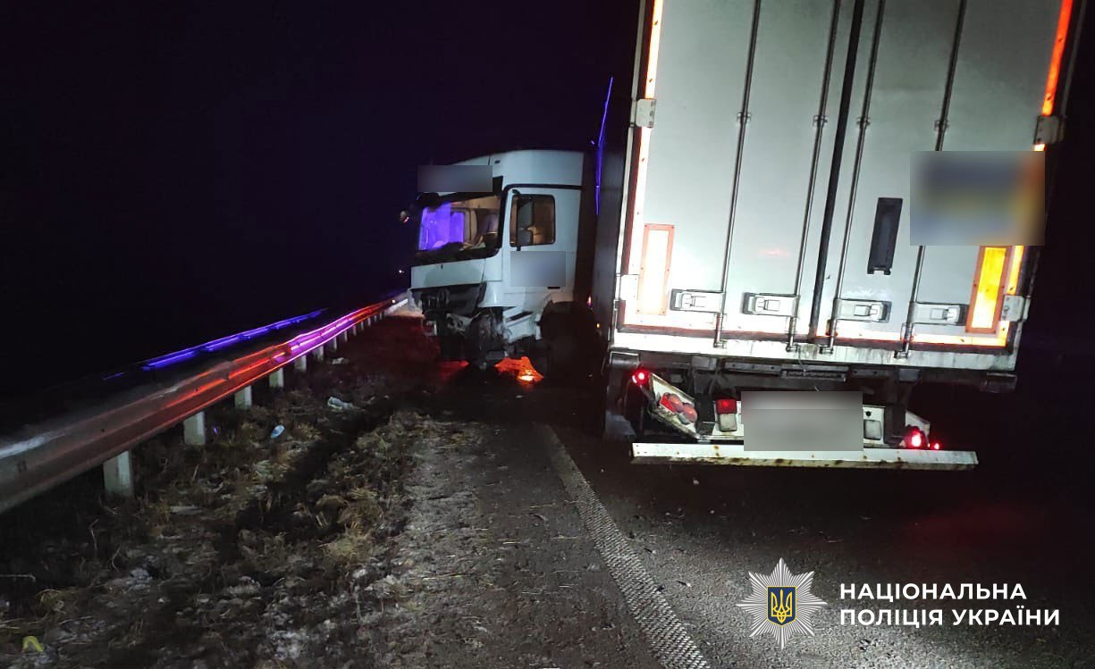 На трасі Київ — Харків вантажівка зіткнулася з кросовером: двоє людей у лікарні