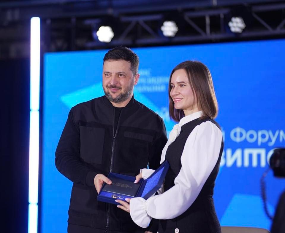 Володимир Зеленський вручив науковицям Полтавської політехніки свідоцтва лауреатів премії Президента України для молодих учених 2025 року