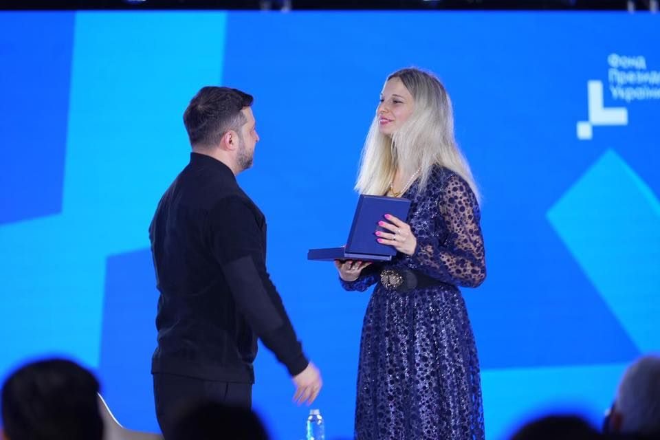 Володимир Зеленський вручив науковицям Полтавської політехніки свідоцтва лауреатів премії Президента України для молодих учених 2025 року