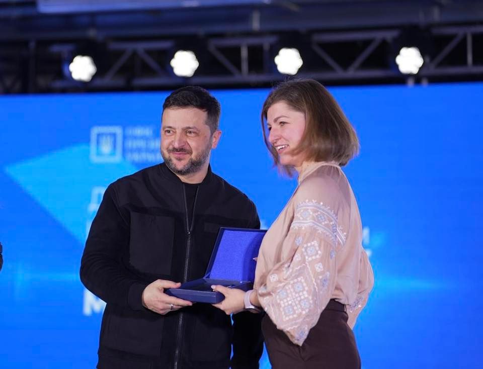 Володимир Зеленський вручив науковицям Полтавської політехніки свідоцтва лауреатів премії Президента України для молодих учених 2025 року