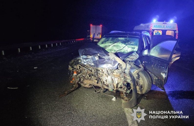 На трасі Київ — Харків вантажівка зіткнулася з кросовером: двоє людей у лікарні