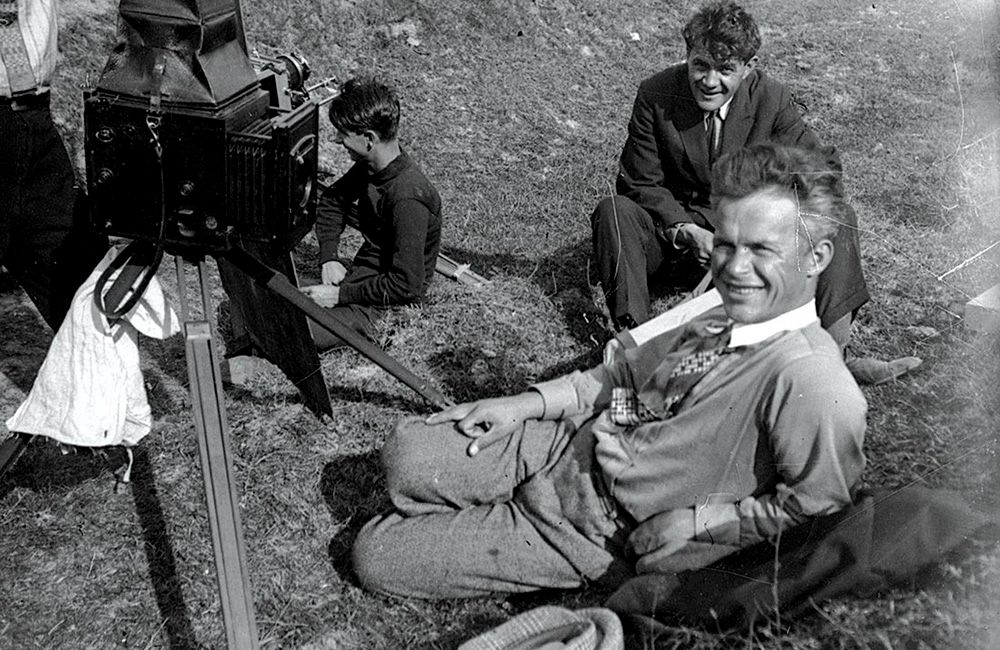 Олександр Довженко, Лазар Бодик і Василь Хмурий (поруч із кінокамерою) на зйомках фільму «Земля». Фото Бориса Косарєва
