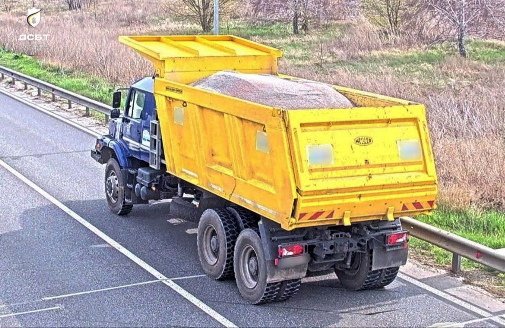 Вантажівжка Mercedes-Benz, яка їхала на Полтавщині з перевантаженням у 10 тонн | Кадр з камери WIM Укртрансбезпеки