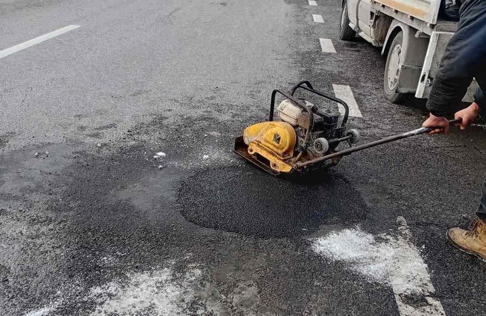 Поліція Полтавщини: на трасі М-03 разом із кригою зійшов асфальт