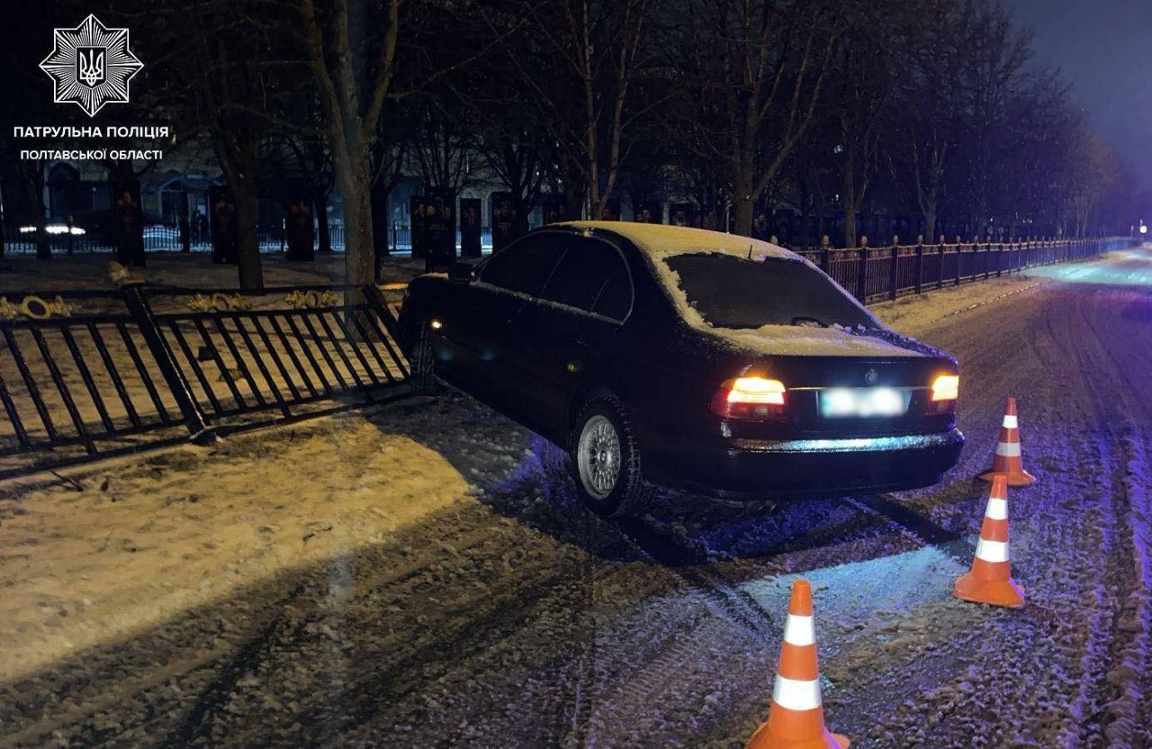 У Полтаві водій BMW врізався в паркан Каштанової алеї