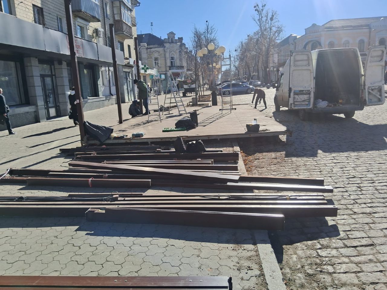 На Соборності демонтували літній майданчик депутата Калуцького